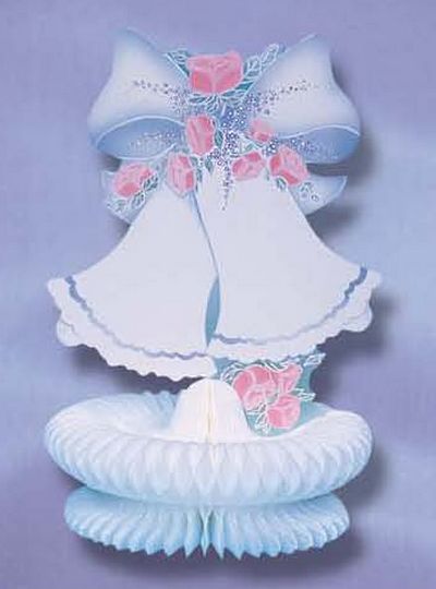 décoration de mariage - cloches surmontées d'un noeud sur nid de papier crépon blanc