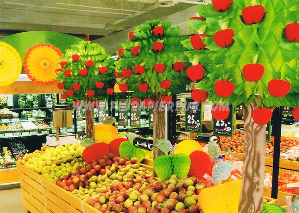 support publicitaire - ensemble d'arbres fruitiers et de soleils en papier comme décoration d'un stand de fruits en GMS