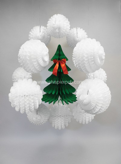 décoration de noël - sapin de Noël avec noeud rouge entouré de boules en papier crépon blanc