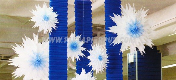 linéaire - Exemple de décoration de saison avec un kit « Hiver » comprenant des kakémonos papier crépon en accordéon et de grandes étoiles ; le tout dans une gamme de couleur blanc bleu pour créer une atmosphère. L’installation est très simple.